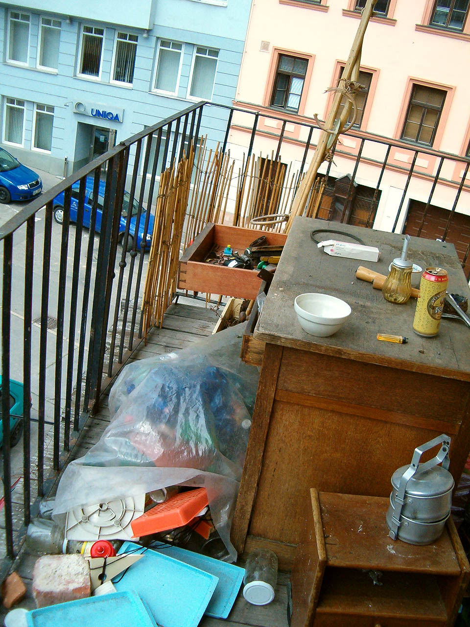 Romantická dílnička na konci pavlače je bezprostředně umístěna do ruchu ulice a přitom tak nějak nad ním…