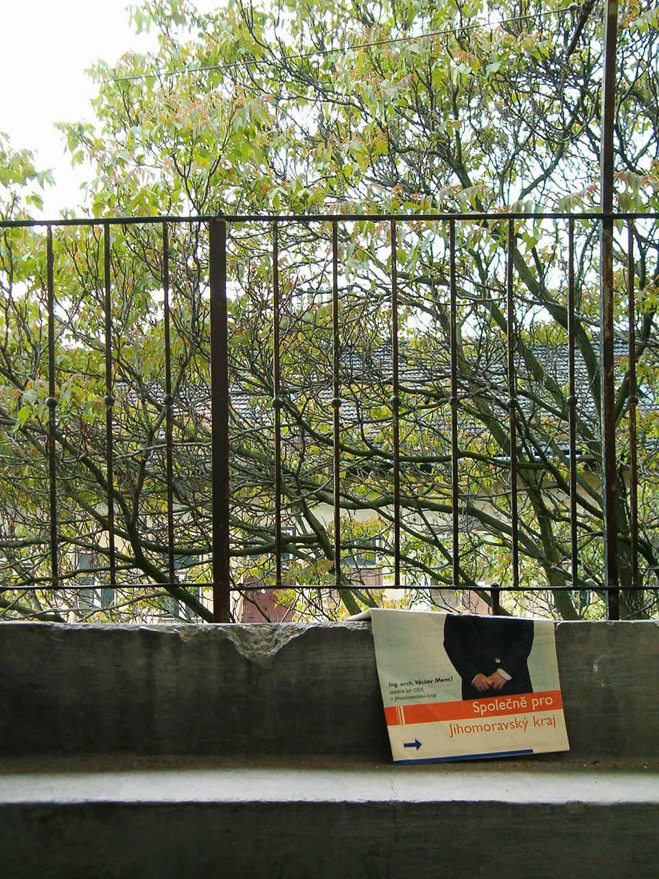 Kdo ví, kdo roznesl po všech schodištích domu předvolební letáky Václava Mencla - architekta, poslance a někdejšího primátora města Brna. Měl snad smysl pro jemnou ironii nebo to byla náhoda?