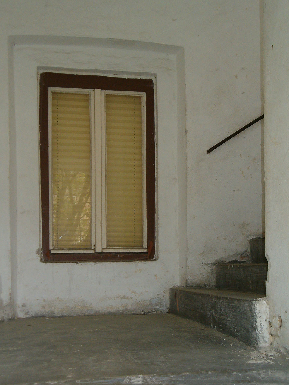 Díky třem stovkám let přestaveb a dostaveb byly pavlačové domy ve dvoře „u Švábů“ podivnými nepravidelnými slepenci. Tak bylo možné narazit třeba na okno v úrovni kolen vedoucí nesmyslně na tmavé schodiště.