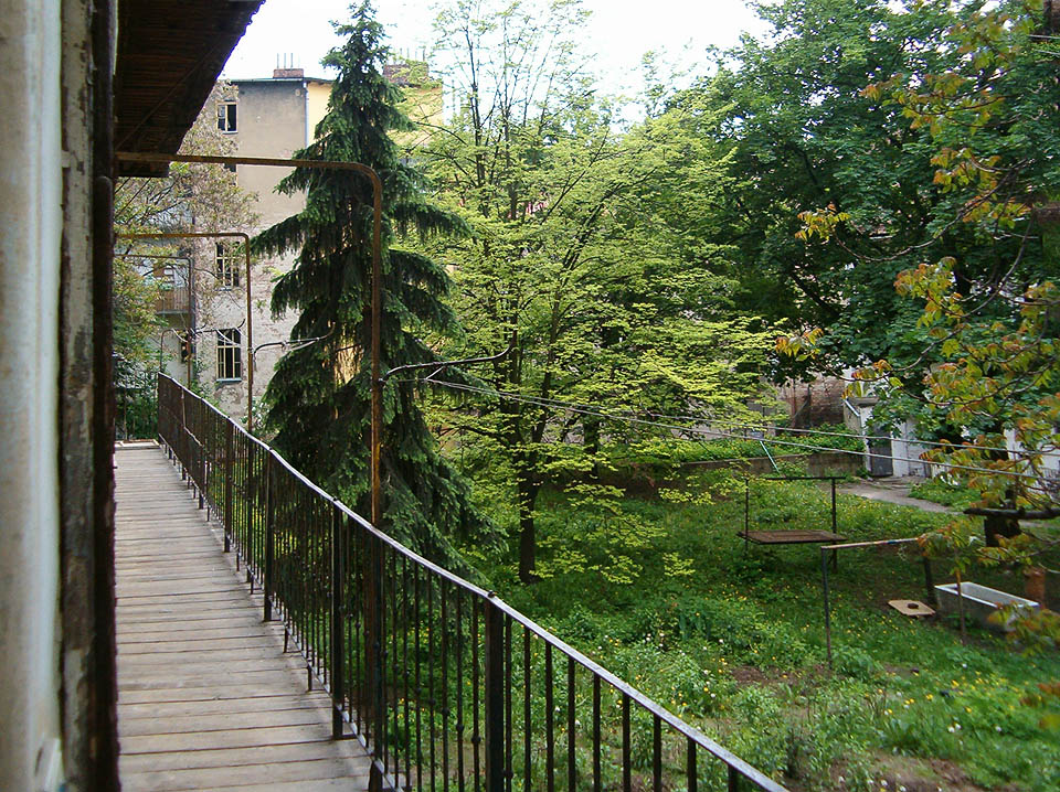 Při rychlé chůzi vydávaly pavlače hluk, který bylo slyšet daleko. Zvláštními kovanými táhly byly zpevněné nad hlavami procházejících - místní je využívali na napínání šňůr k sušení prádla.