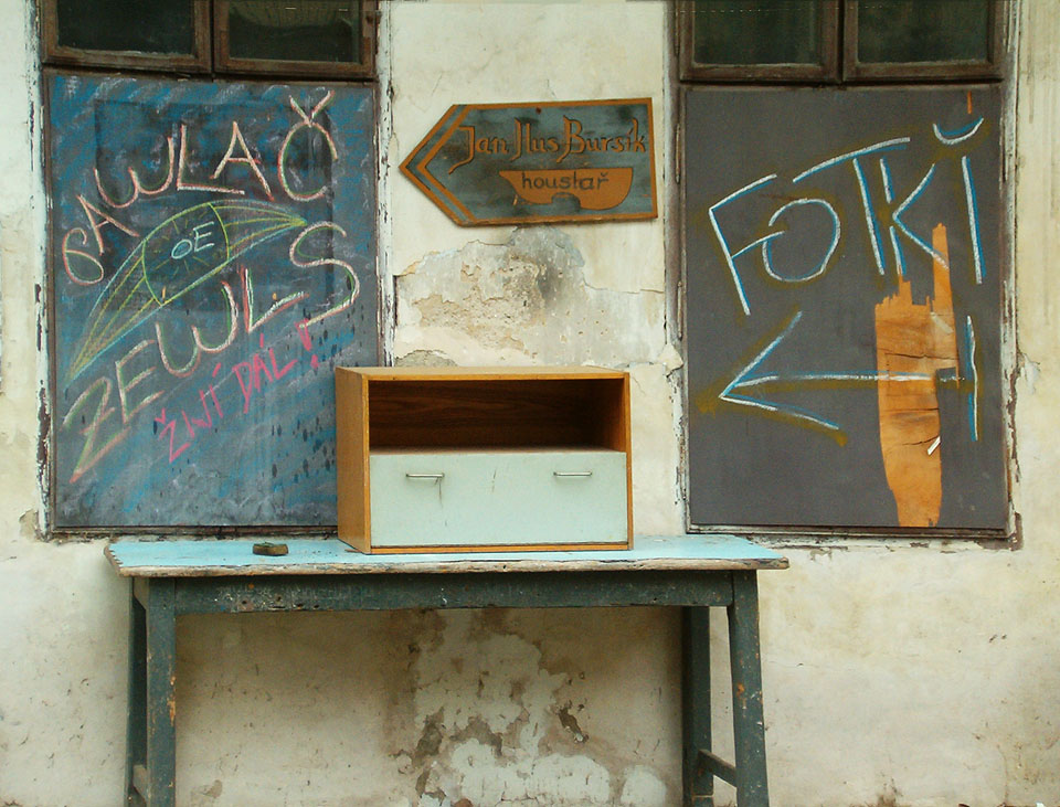 Nikedo už nedokáže popsat různorodou směsku obyvatel domu U sedmi švábů. Byli tu romantici, chudáci i starousedlíci, kteří se v závěru pokusili společně vzdorovat developerům také formou několika kulturních akcí ve dvoře. Sprosťárny od cikánských dětí, nesrozumitelné výkřiky ve známých i neznámých jazycích, piškvorky nebo prostě jen změť čar křídou ozdobily dveře jednoho z přízemních bytů.