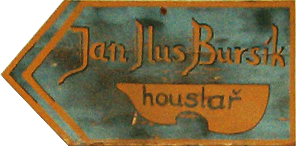 Dílna Jana Husa Bursíka, houslaře z <a href="/Tema/Neveklov">Neveklova</a>, roky zdobila jižní konec možná nejdelší brněnské pavlače vůbec. Stejně jako špitál Alžbětinek, odstěhoval se posléze od Švábů na Kamennou ulici.