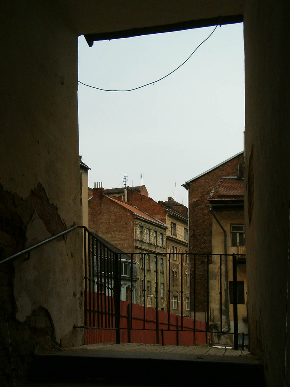 Pohled z pavlače ve druhém poschodí směrem k východu a ohbí Kopečné ulice. Schodiště se nikdy nezamykala a rozjímat sedě za zábradlím tak mohl prakticky kdokoliv a kdykoliv.