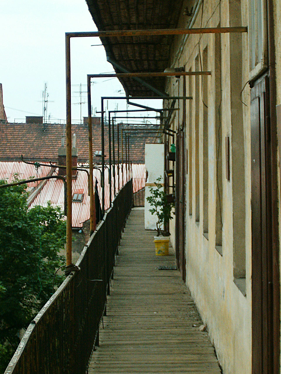 Nejyvšší pavlače se nacházely ve čtvrtém poschodí, což už bylo nad úrovní střech domů na Anenské ulici, přes kterou se naskýtal omezený výhled na Staré Brno.