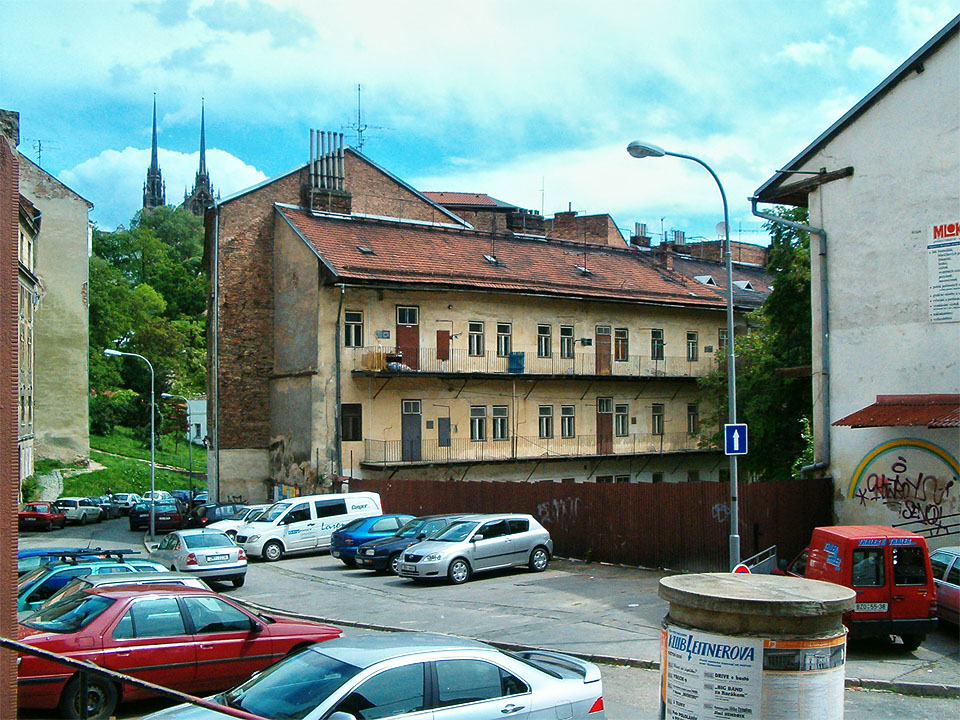 V 19. století byla dokončena výstavba všech budov areálu, který tvořilo celkem 6 domů. Dva domy na každé straně rovnoběžně s Leitnerovou ulicí a dva napříč. Nejvýš stál sám nejstarší Dům U sedmi švábů obrácený do Kopečné ulice a zbouraný v roce 1954. Zbylo po něm nevzhledné parkoviště a plechová ohrada.