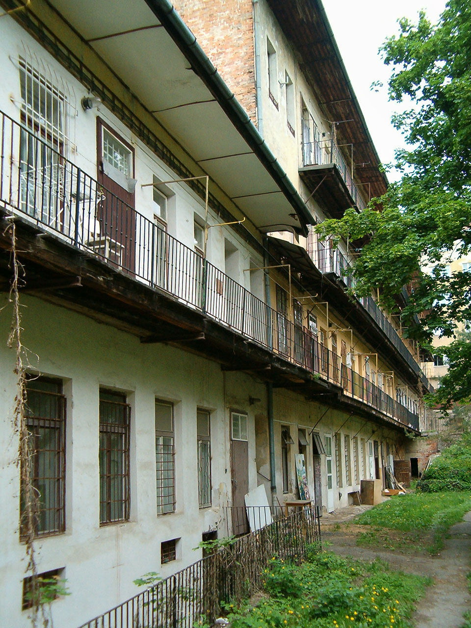 Pohled z nejhlubšího zákoutí poblíž dolního průjezdu z ulice Leitnerovy ve spodním dvoře. Tenhle vlhký a studený koutek vyvolával intenzivní pocit, že tu někde musela být v minulosti studánka či pramen.