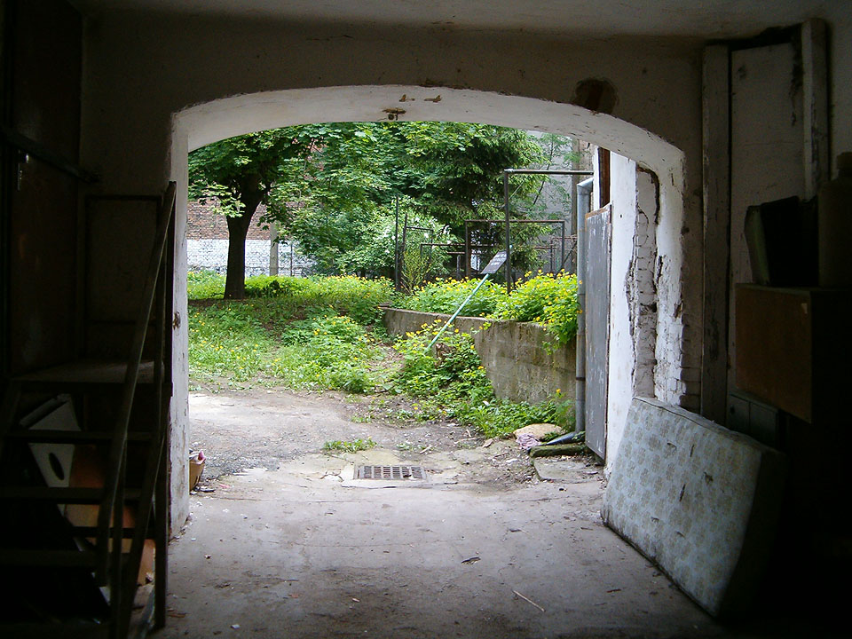 Dolní průjezd z Leitnerovy ulice a kanál, který byl zřejmě cestou do další části podzemní říše.