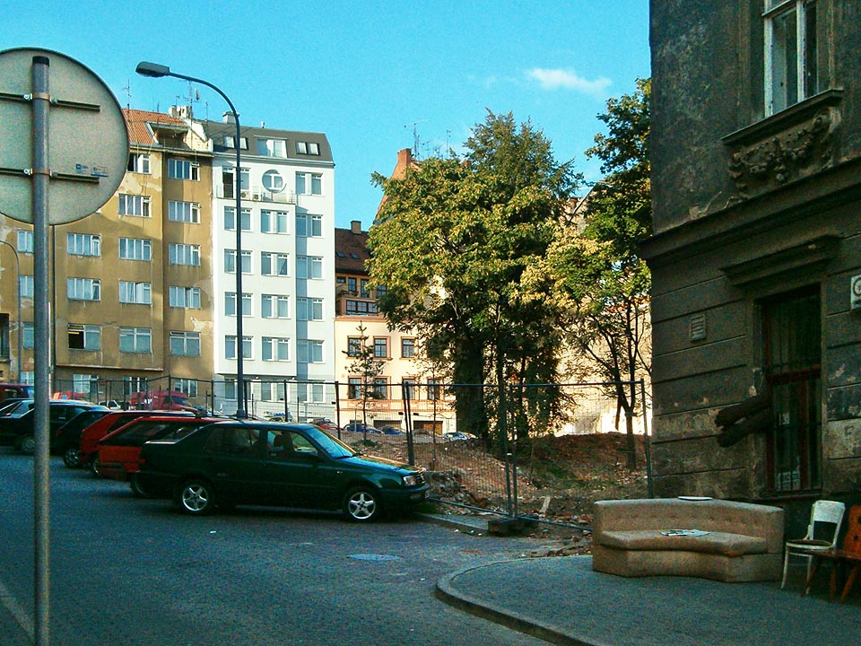 Po kompletní demolici nezbylo v září roku 2016 z domu U sedmi švábů prakticky nic.