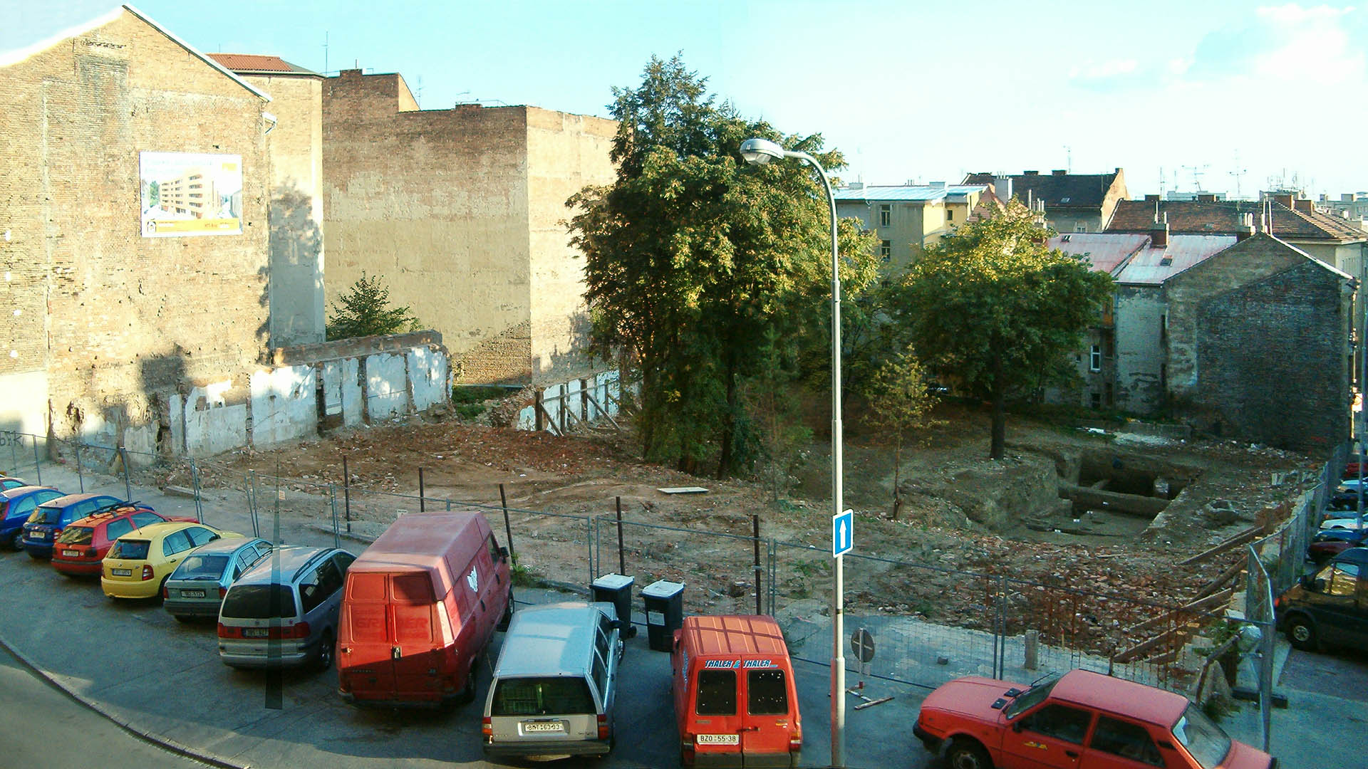 Tak vypadl areál po konečné demolici všech šesti budov. Na stěně sousedního domu vlevo visí vizualizace nového bytového domu, který na místě skutečně vyrostl následující rok.