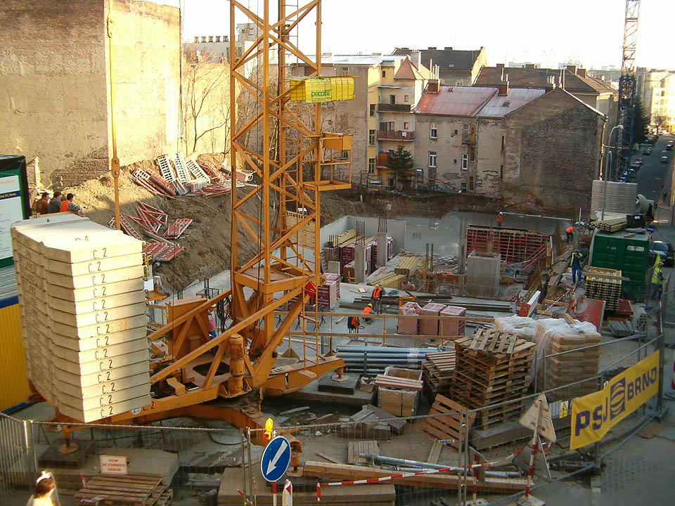 Tam, kde se po staletí rozkládaly tak trošku záhadné podzemní prostory klášterní nemocnice, pitevny a krčmy, betonují v březnu 2007 dělníci základy poněkud nudného moderního bytového domu. Je konec romantiky, konec historie.