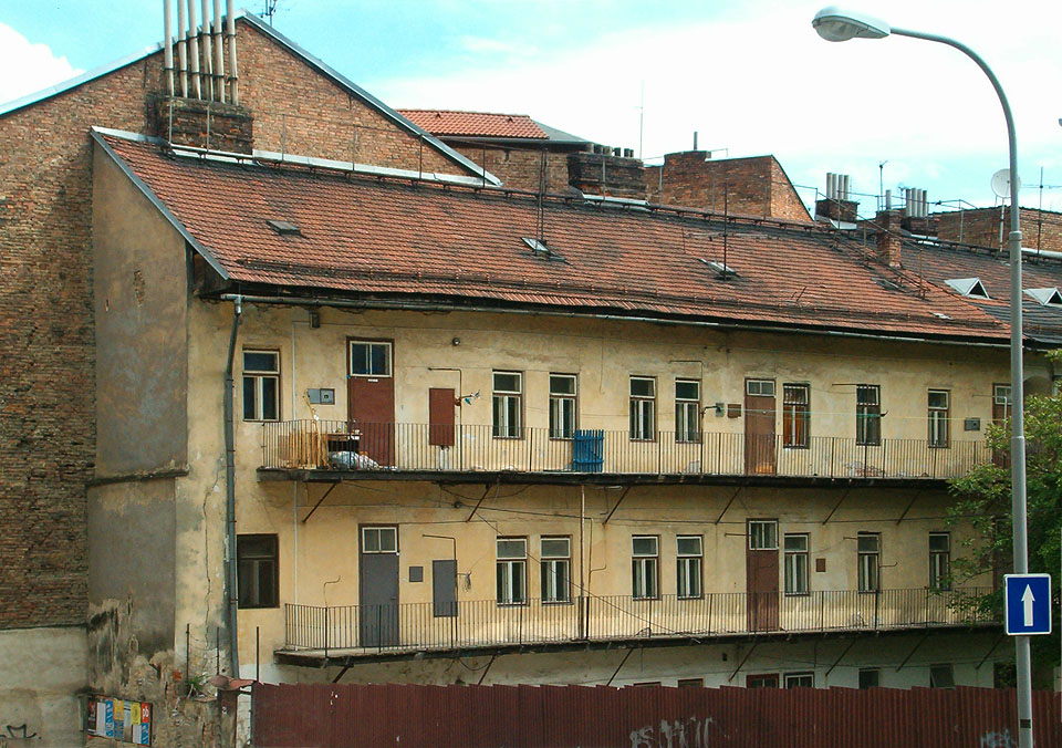 Život v pavlačových domech měl úplně jiný charakter než v dražších činžovních domech. Do areálu mohl přes den prakticky kdokoliv, schodiště ani pavlače se nezamykaly a do oken malinkých bytů mohl nakouknout každý, kdo šel okolo. Záchody a umyvadla byly zpočátku společné na pavlačích, koupelny se v domě nevyskytovaly vůbec.
