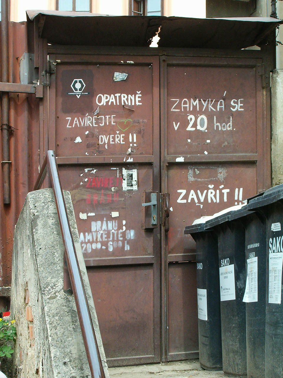 Typický řinčivý zvuk plechové brány, kterou někdo zabouchnul každých pár minut, mohl některé nájemníky přivádět až k šílenství. Provoz tu byl každodenně velký, přestože v dolní části dvora se nacházel ještě průjezd vedoucí do Leitnerovy ulice.