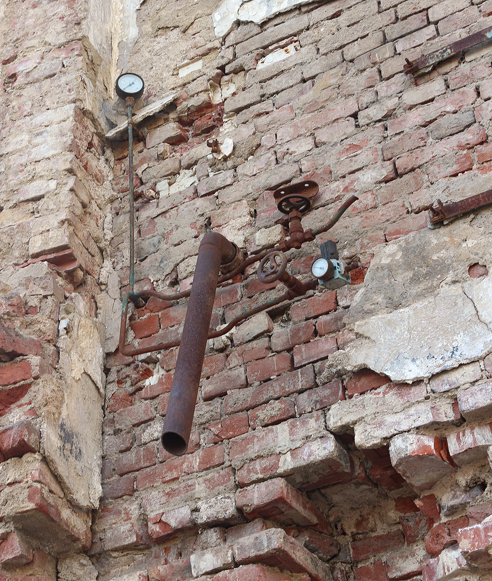 Z vedlejší haly zůstaly ve vzduchu visící zbytky vzduchoinstalace. Snad kdysi sloužila pro nafukování opravovaných duší a gumových člunů…