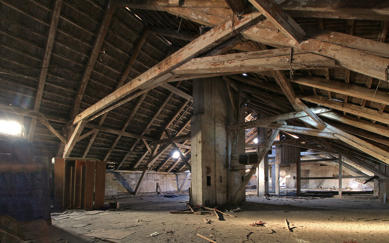 Každý ze dvou původních domů má vlastní rozlehlou půdu.