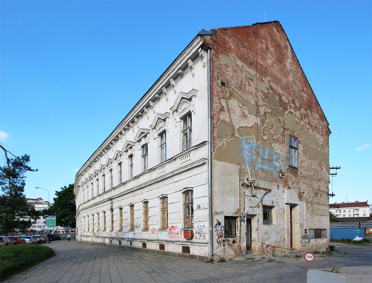 Dům stál původně takřka na břehu <a href="/Tema/Svratecký náhon">Svrateckého náhonu</a>, který protékal prostorem trávníku v levé části fotky.