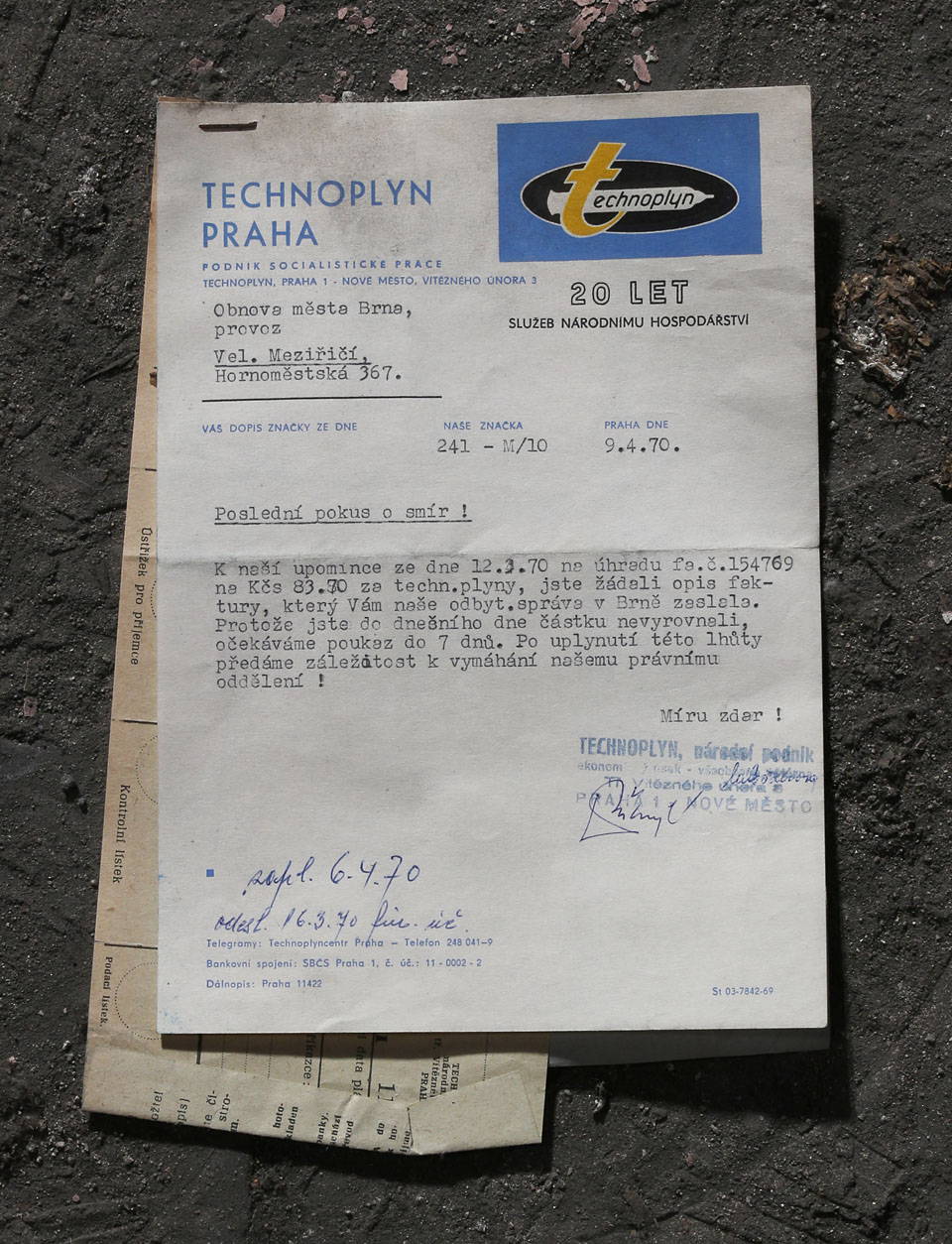 Také na tomto výhrůžném dopise se vyskytuje odkaz na únor. Důležitější ovšem je, že pan Přibyl z podniku socialistické práce Technoplyn v Praze napsal do pozdravu „Míru zdar“ namísto „Smíru zdar“!