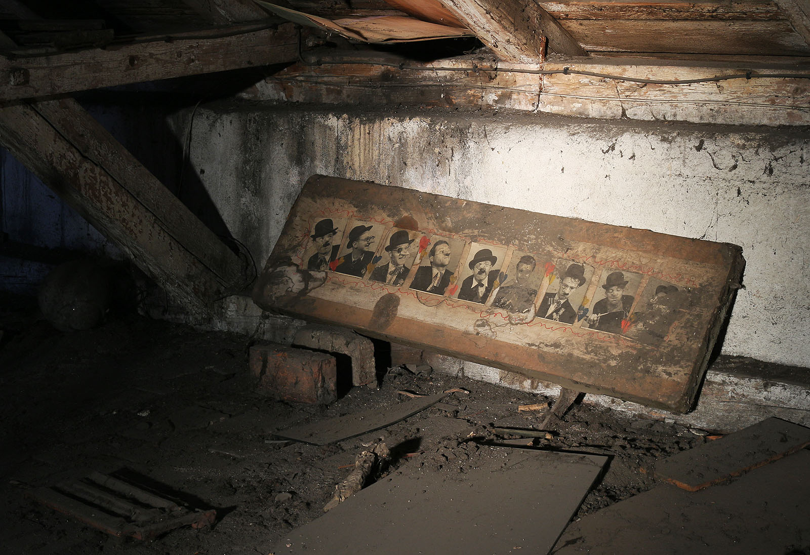 Nejzáhadnější z předmětů na půdě čeká v jejím temném koutě. Těžko říct, zda tablo s devaterem mladých mužů pochází z předválečného či poválečného období, napsáno na něm totiž není zhola nic.