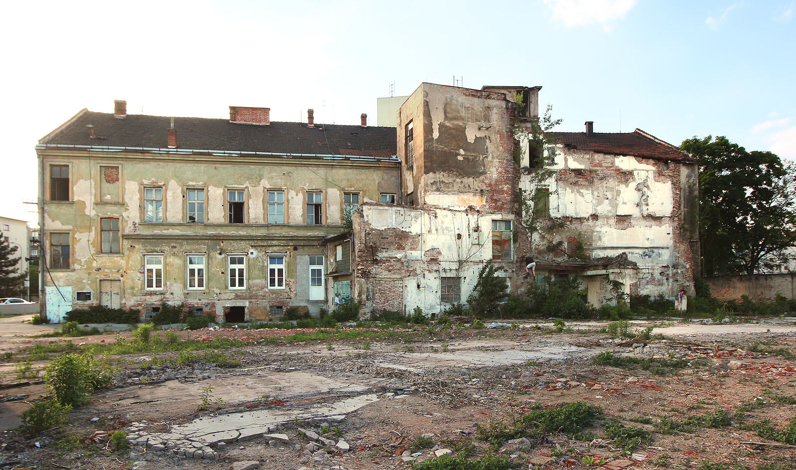 Zadní část domu a jeho dvůr těsně přiléhaly k areálu <a href="/Tema/Oděvní továrna Kras">oděvní továrny Kras</a>, se kterou tvořily jeden průmyslový blok. Dům továrnu přežil o řadu let.