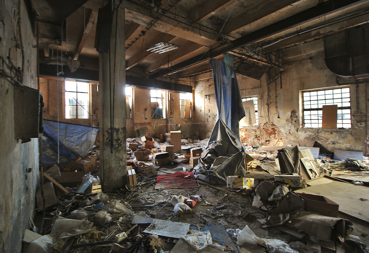 Prohlídku domu překypujícího smutkem započněme v přízemí. Výrobní sál s železobetonovým stropem svědčí o přestavbě domu na továrnu zřejmě až v průběhu 20. století.