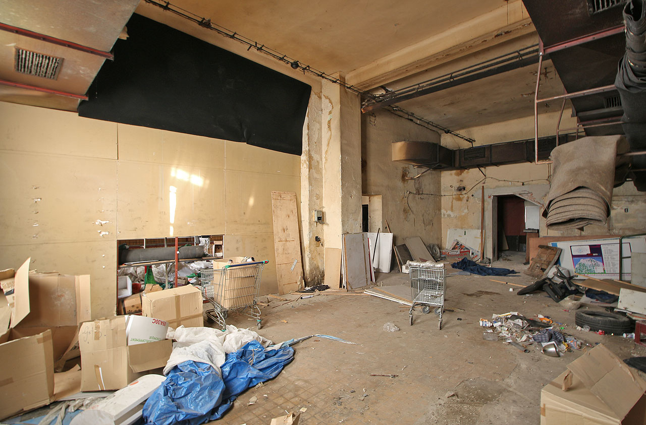 Vposledku budova sloužila jako sklad zboží vietnamským prodavačům oblečení. To už tu není, za to krabice od něj, plachty a obaly se válí všude.