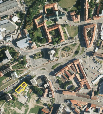 Dům č. 1 se nápadně odklání od směru Veletržní ulice. Jde totiž o poslední z řady domů bývalé Rybářské ulice, které byly všechny zbourány.