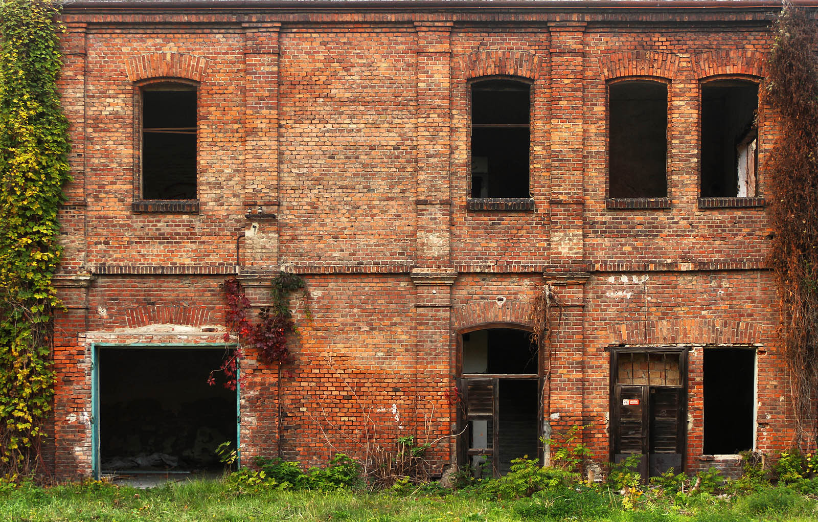 Přestože cihlová fasáda utrpěla v průběhu 137 své existence let mnohé šrámy, stále z ní sálá krása industriálního věku. Snad právě proto by si zasloužila, dožít se svého znovuvzkříšení.