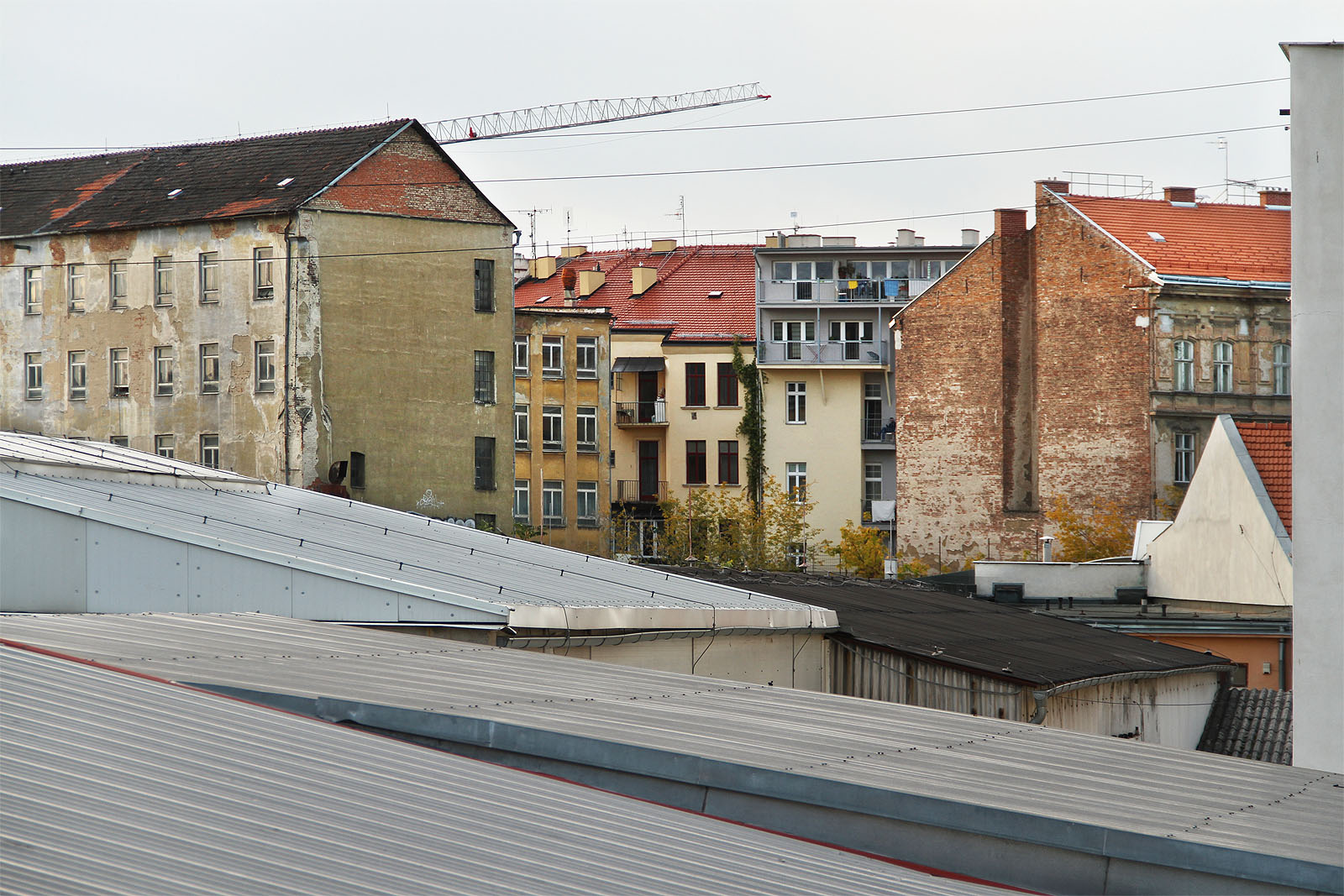 Výhled z jediného severozápadního okna směrem za řeku je výmluvným dokladem postupného přerodu tovární čtvrti výrobních hal a pavlačových dělnických bytů na luxusní rezidenční čtvrť, která postupně zapomíná na svoji historii.