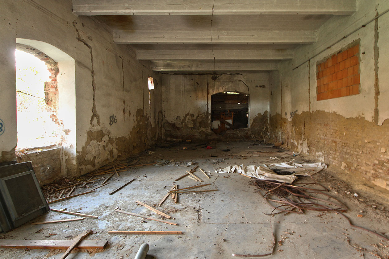 Přízemí západního křídla, které jediné přežilo z dvorního traktu Moravanu, vypadá zpustle, avšak nikoliv beznadějně.