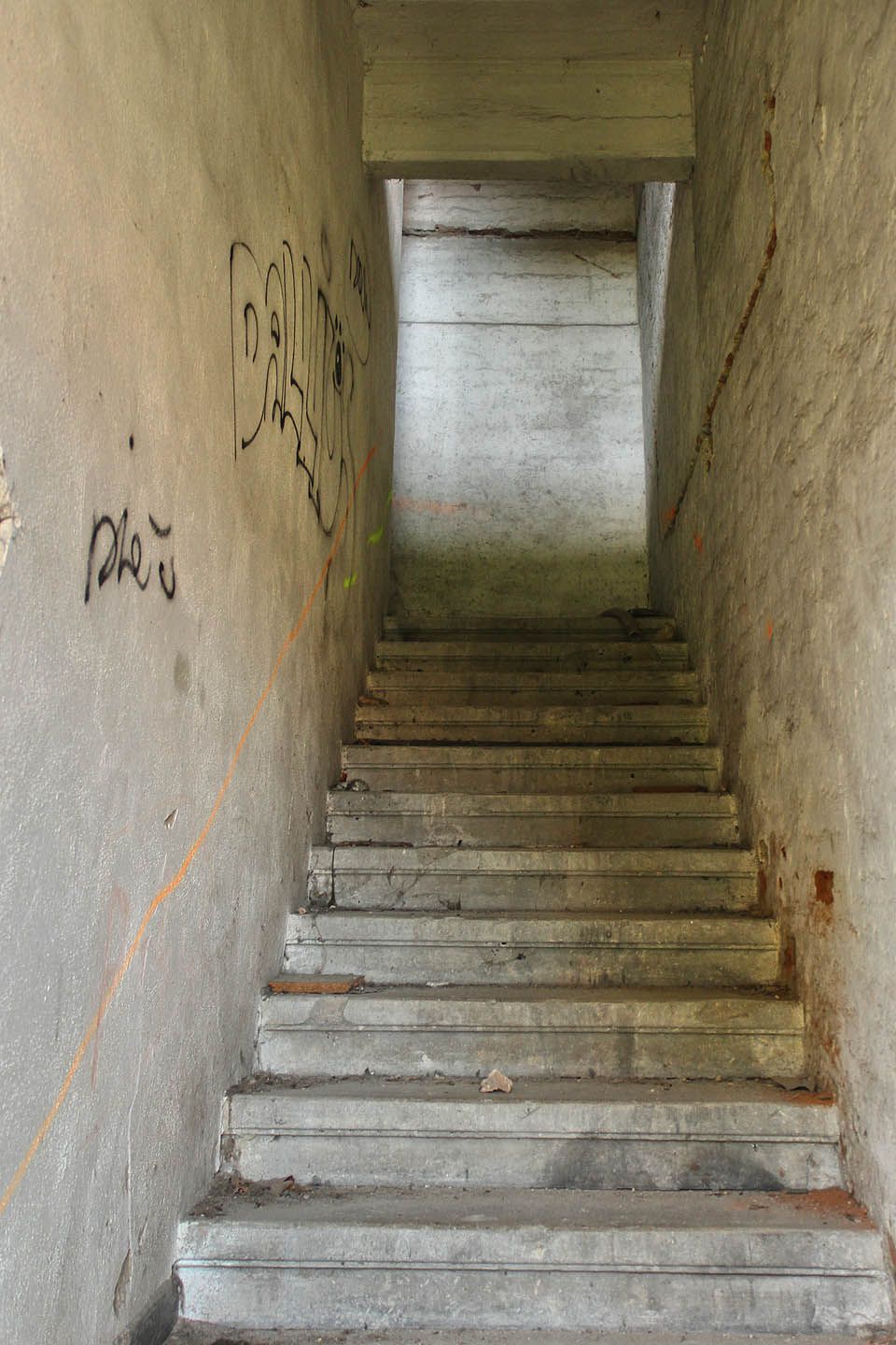 Na stejném půdorysu jako přízemí se rozkládá taky první a současně poslední patro budovy.