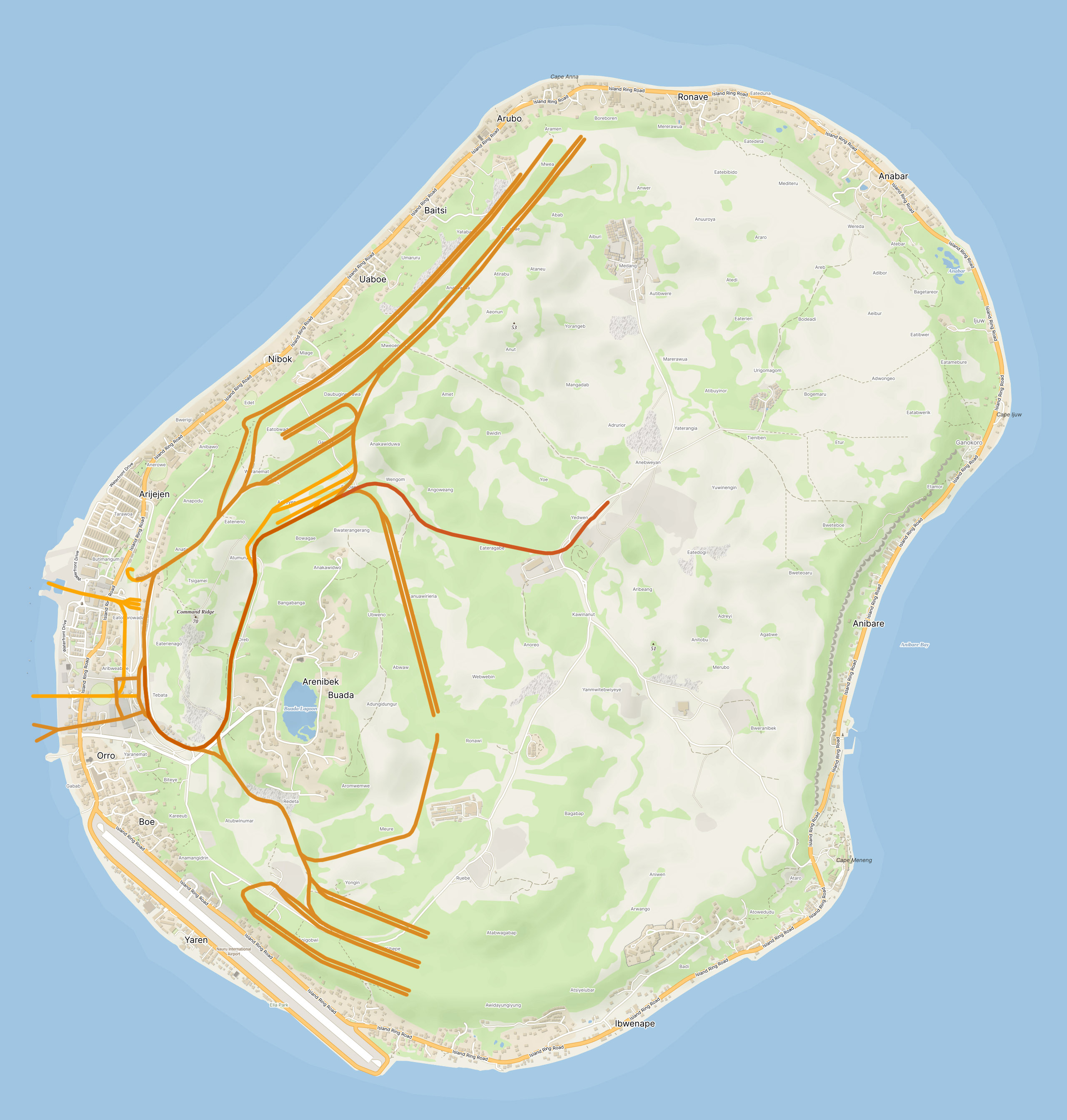 V době největšího rozsahu měly 610 mm (2 ft) železnice na Nauru délku kolem 30 km (nejsvětlejší oranžová). V roce 1937 byla většina tras pro odvoz guana zdvojkolejněna a přerozchodována na 914 mm (3 ft, střední oranžová), což výrazně zvýšilo její kapacitu. Pravděpodobně v období japonské okupace (1943–1945) byl užší systém definitivně zrušen (nelze vyloučit ani využití železnice pro vojenské účely). Zhruba od 60. let 20. století zůstal v provozu již jen 914mm systém a to zhruba do roku 2009 (temná oranžová).