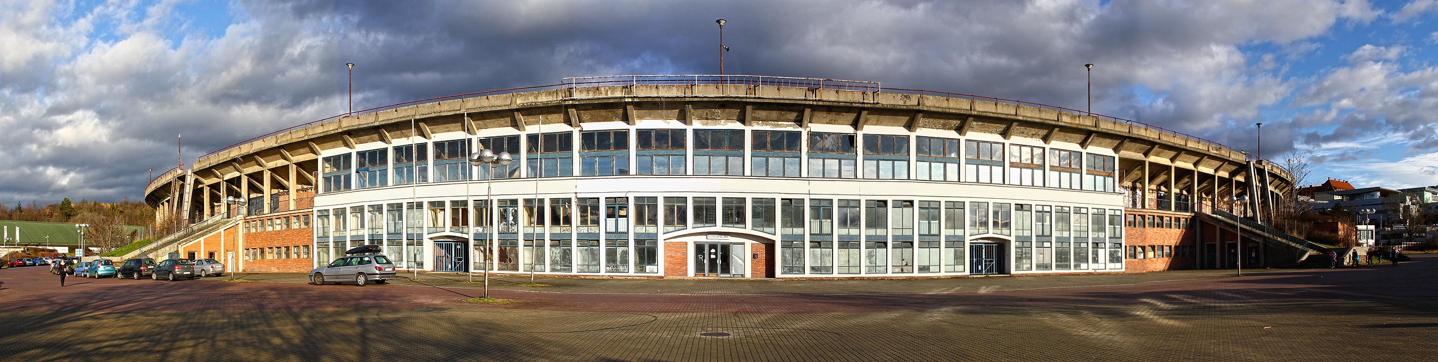 Nad fotbalovým stadionem Za Lužánkami se pomalu stahují mraky.