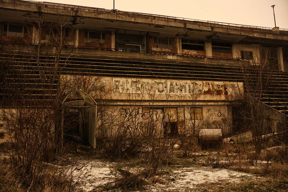 Znalejší pamětníci vyluští nad vchodem do šaten nápis STAVOARTIKEL. Tato firma koupila brněnský ligový tým od krachujícího podnikatele Hrstky.