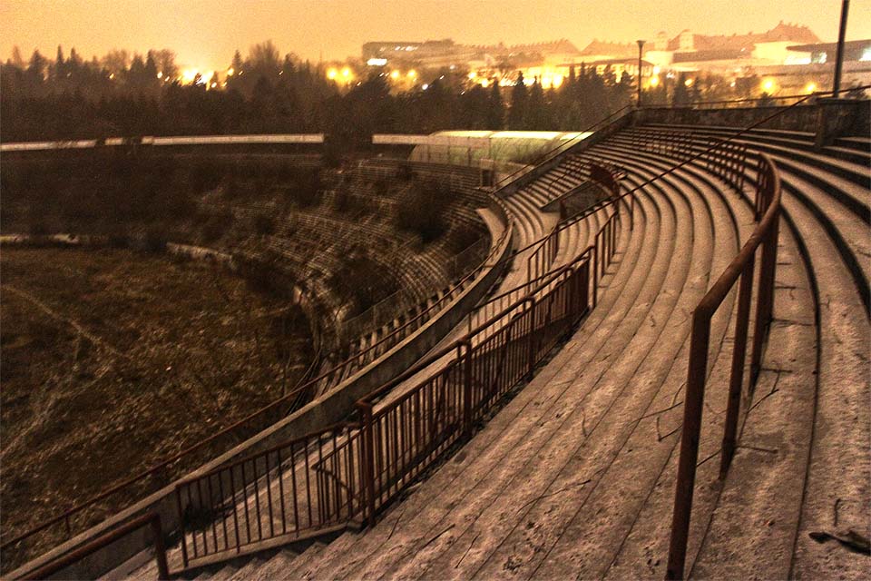 Výhled na zarůstající trávník je z horního, nekrytého patra tribun fenomenální.