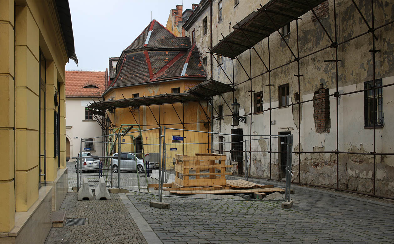 Na začátku dubna se na Římském náměstí v Brně otevřela země.