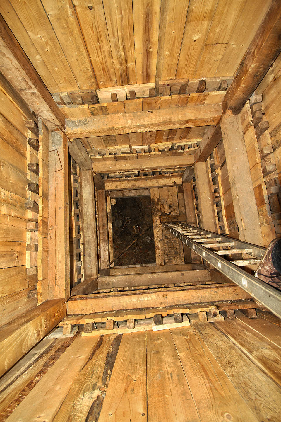 Svislá šachta z povrchu náměstí narazila v hloubce přes 7 m na barokní cihelnou klenbu.