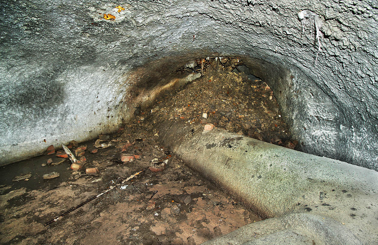 Před svým definitivním uzavřením bylo sklepení poněkud neuctivě využito k vedení kanalizačního potrubí zhruba v polovině výšky místností. Obetonováno je stejně jako strop a stěny, což poněkud komplikuje jakoukoliv manipulaci či opravy.