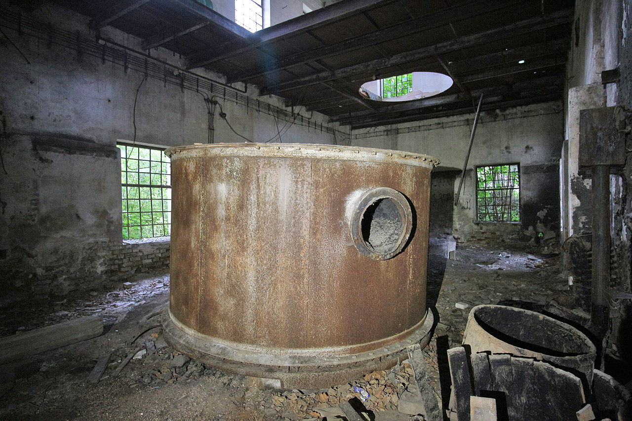 Pravděpodobně svrchní část plynového generátoru na generátorový plyn. Potrubím odcházel výsledný produkt - směs oxidu uhelnatého s dusíkem, vzdáleně podobná svítiplynu.