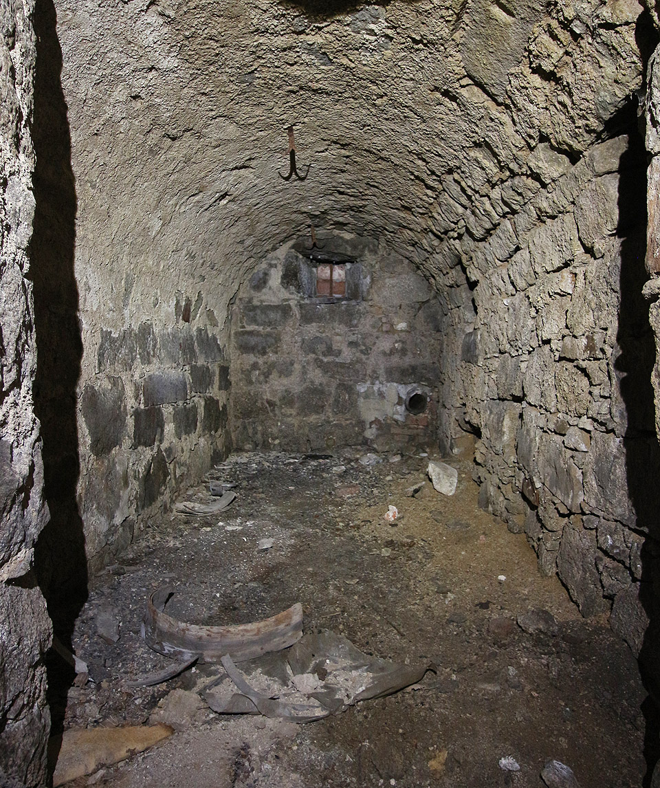 Účel krátké podzemní chodbičky nám není tak docela jasný.