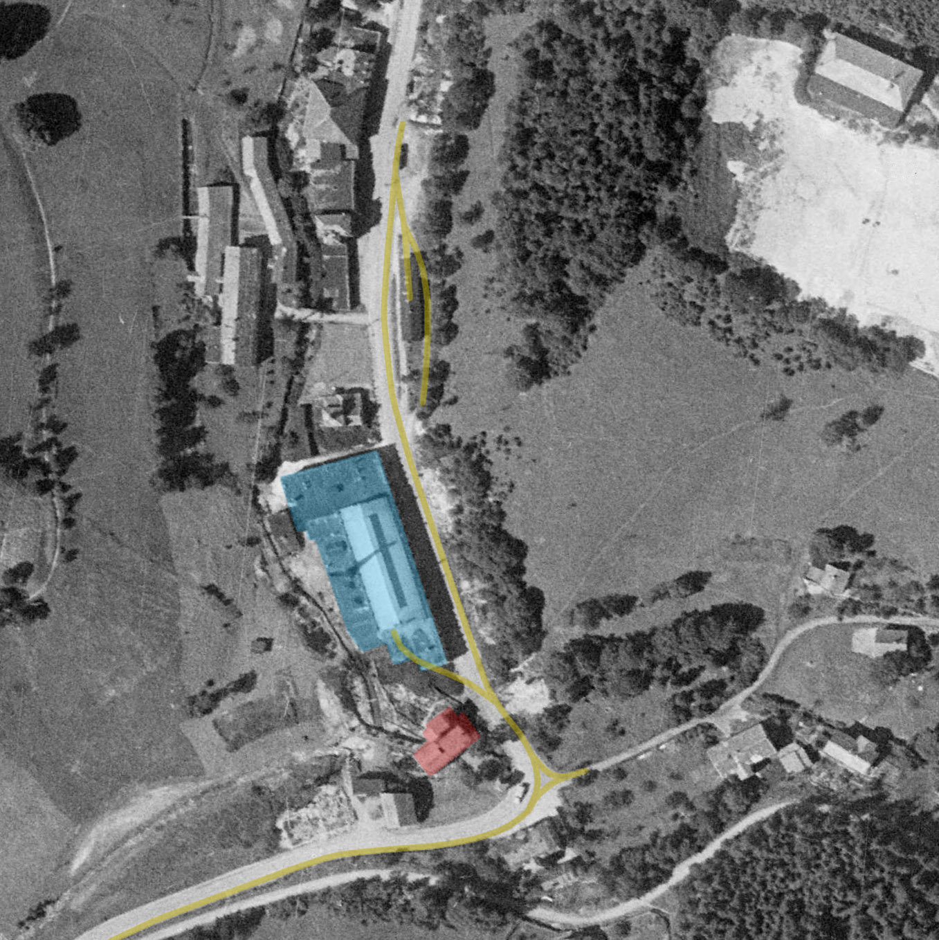 Na leteckém snímku z roku 1958 je modře vybarven samotný objekt sklárny a červeně generátorová stanice. Ze stanice vede do sklárny dvojice potrubí, přes potok k západu pak dopravník sloužící zřejmě k odvozu popela z výroby generátorového plynu. Žlutě je vyznačena předpokládaná trasa 1000 mm tramvajové trati, z níž odbočovala do závodu vlečka pro dovoz uhlí/koksu pro výrobu plynu. Jak přesně se uhlí z hlavního objektu sklárny dostávalo do generátorové stanice není z fotografií zcela jasné.