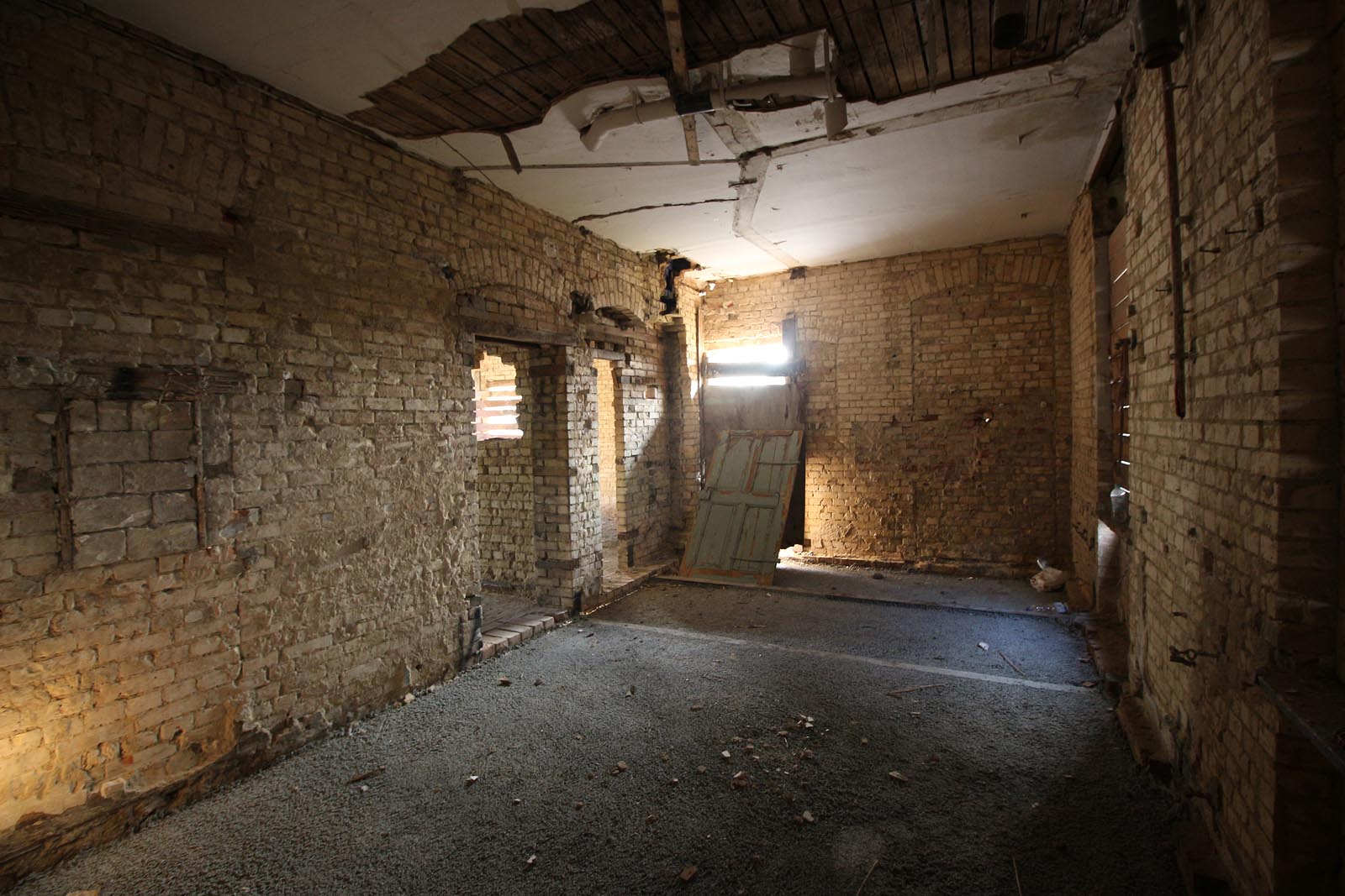 Tudy vcházeli do budovy cestující chtiví jízdenek a později rodiče se svými dětmi, které zde začaly objevovat společenské zákonitosti. Prošly tudy nejméně dvě generace Dobrosolanů.