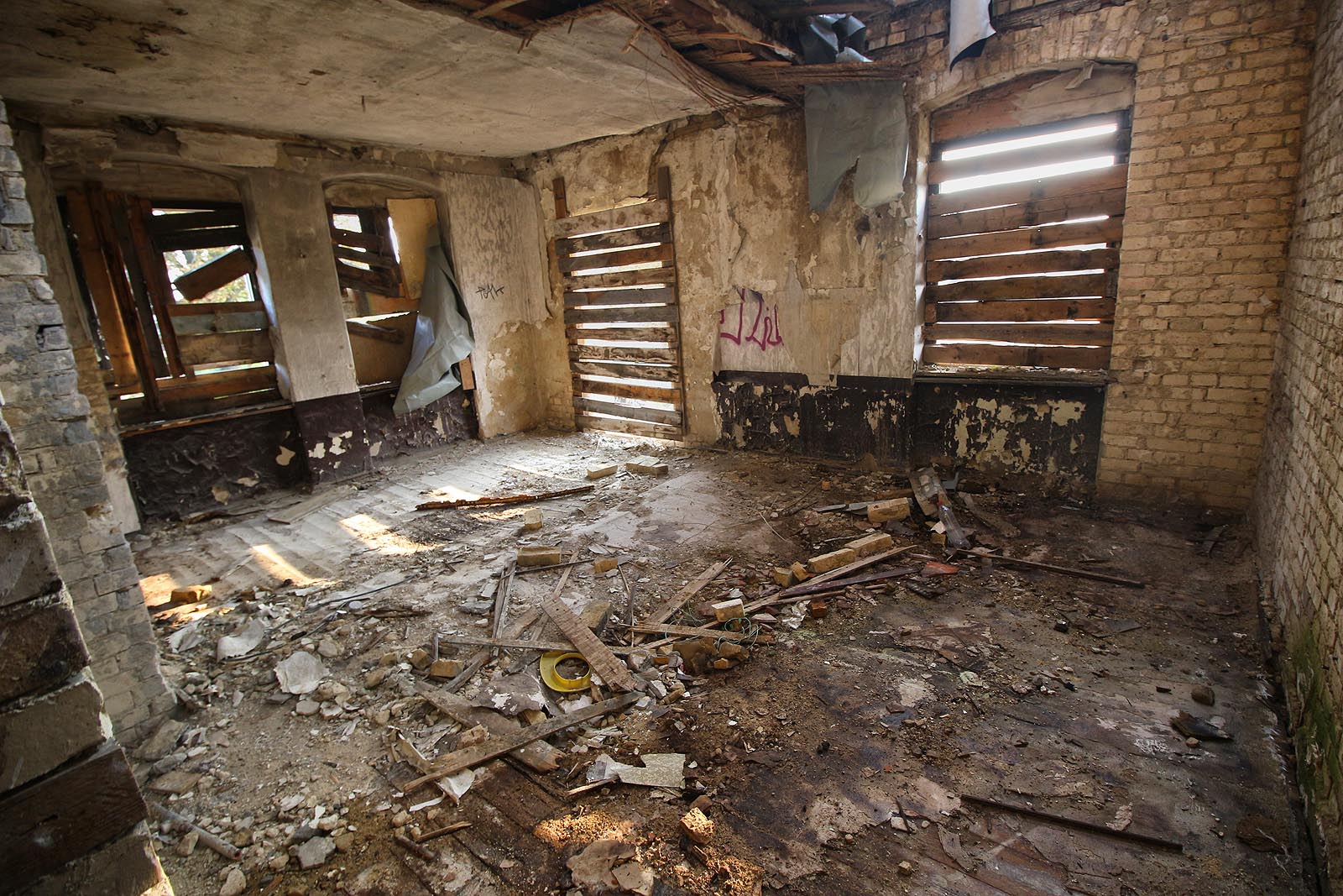 Vstup do místností v patře se nedoporučuje. Prohnilé podlahy by mohly zvědavé návštěvníky přemístit zpět do čekárny.