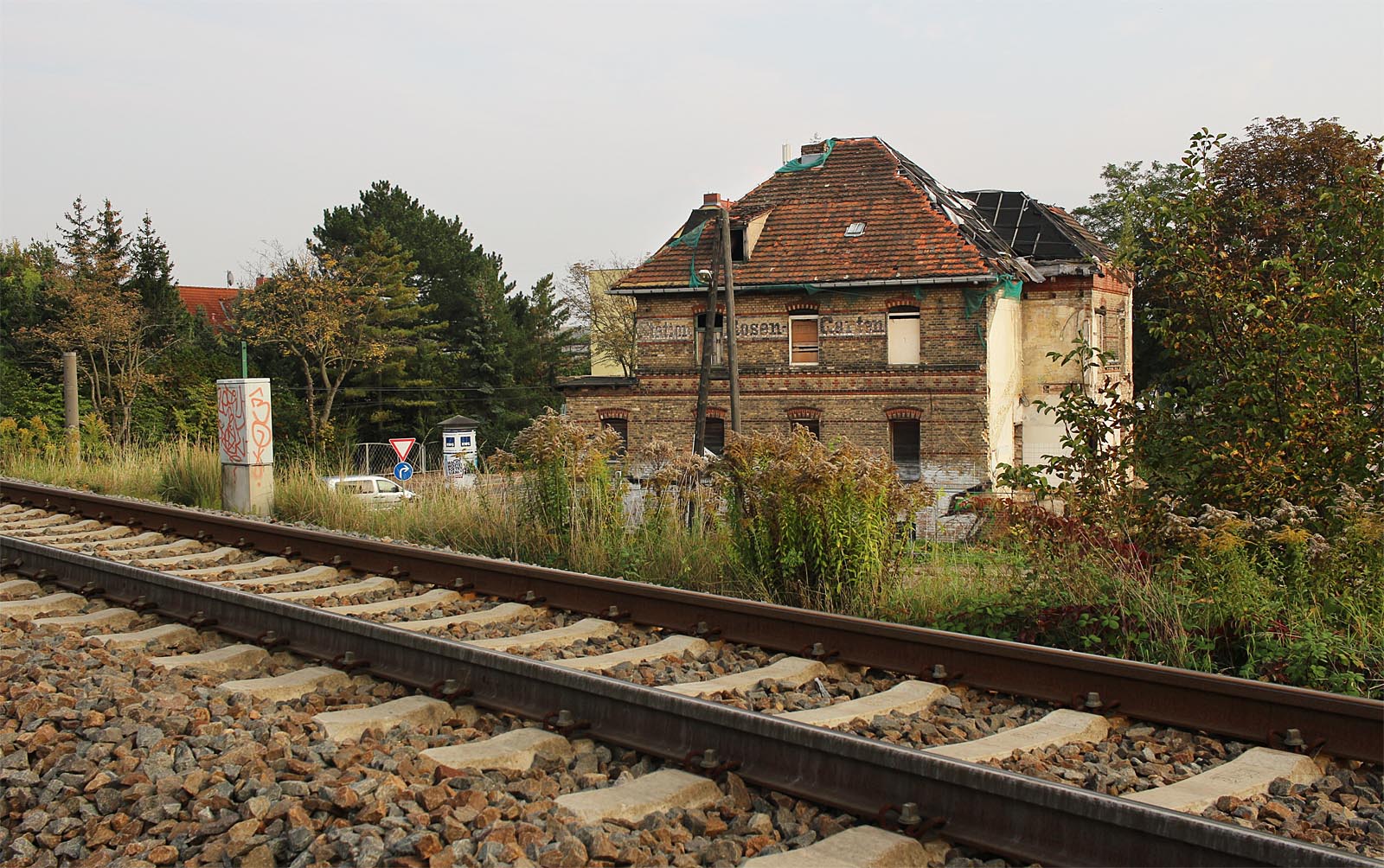 Z jižního nástupiště lze přes železniční spojku do Ammendorfu zahlédnout původní budovu zastávky a současně sídlo zahradnictví.