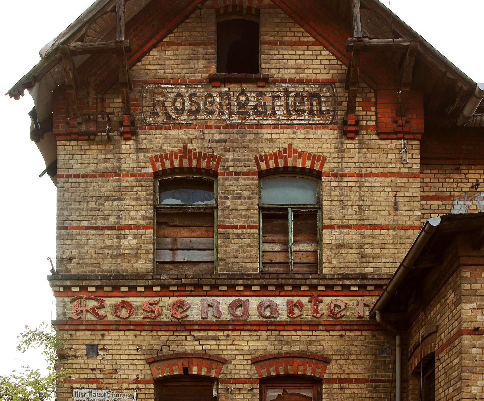 Nápisy „Rosengarten“ splňovaly dvě funkce najednou - jako obecný název označovaly zahradnictví, kde se pěstovaly růže, jako vlastní jméno pak uváděly název železniční zastávky.