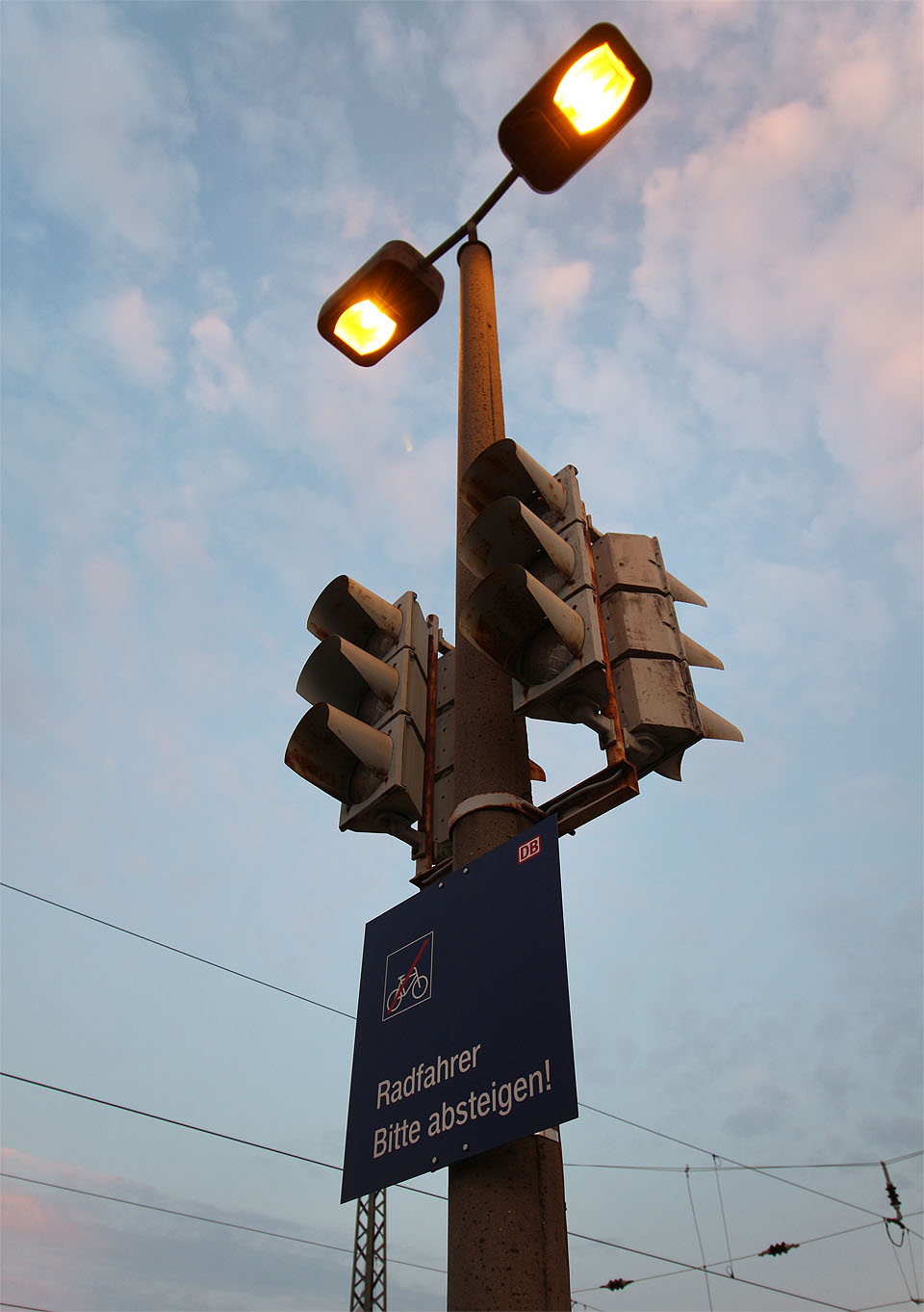 Hned čtyři semafory hlídají dodržování zákazu jízdy na kole po nástupišti.
