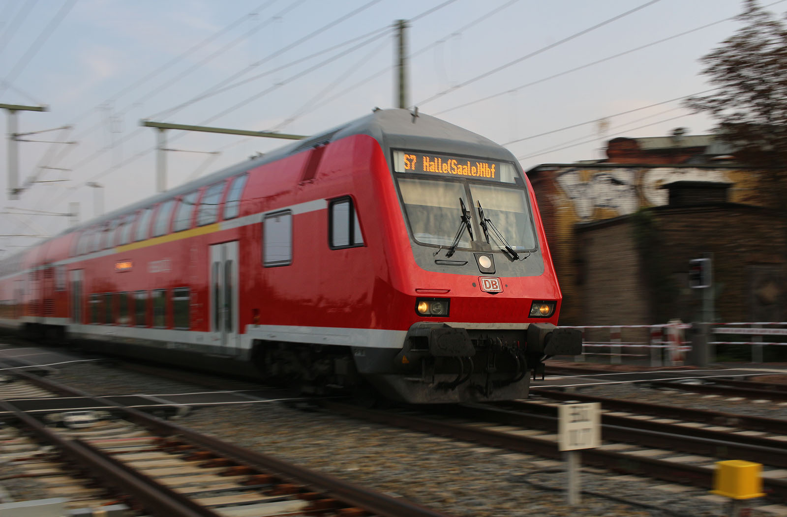 Od jihovýchodu se řítí východní kolejovou skupinou dobrosolského nádraží příměstský vlak linky S7 ze směru Nietleben.