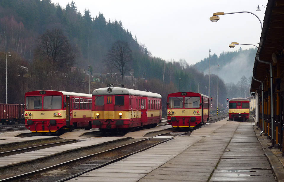 Dnes již unikátní setkání motorových vozů unifikovaných barev na nádraží v Hanušovicích v březnu 2010.