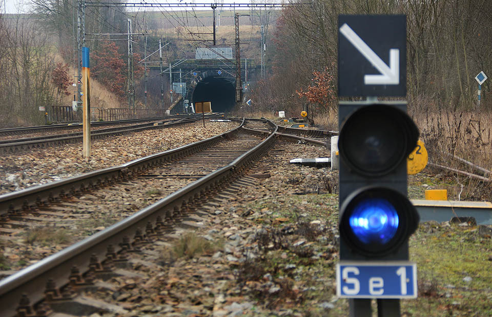 Pohled na Havlíčkobrodský tunel od odbočky Tunel přes seřaďovací návěstidlo Se1.