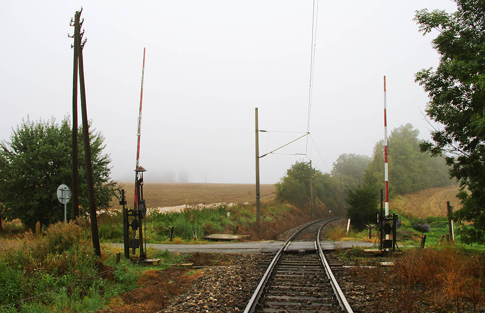 Na severním konci intravilánu <a href="/Tema/Heřmaničky">Heřmaniček</a> kříží dráhu silnice do Velkých Heřmanic. V roce 2016 byl přejezd chráněn krásnými, ze stanice ručně ovládanými závorami.