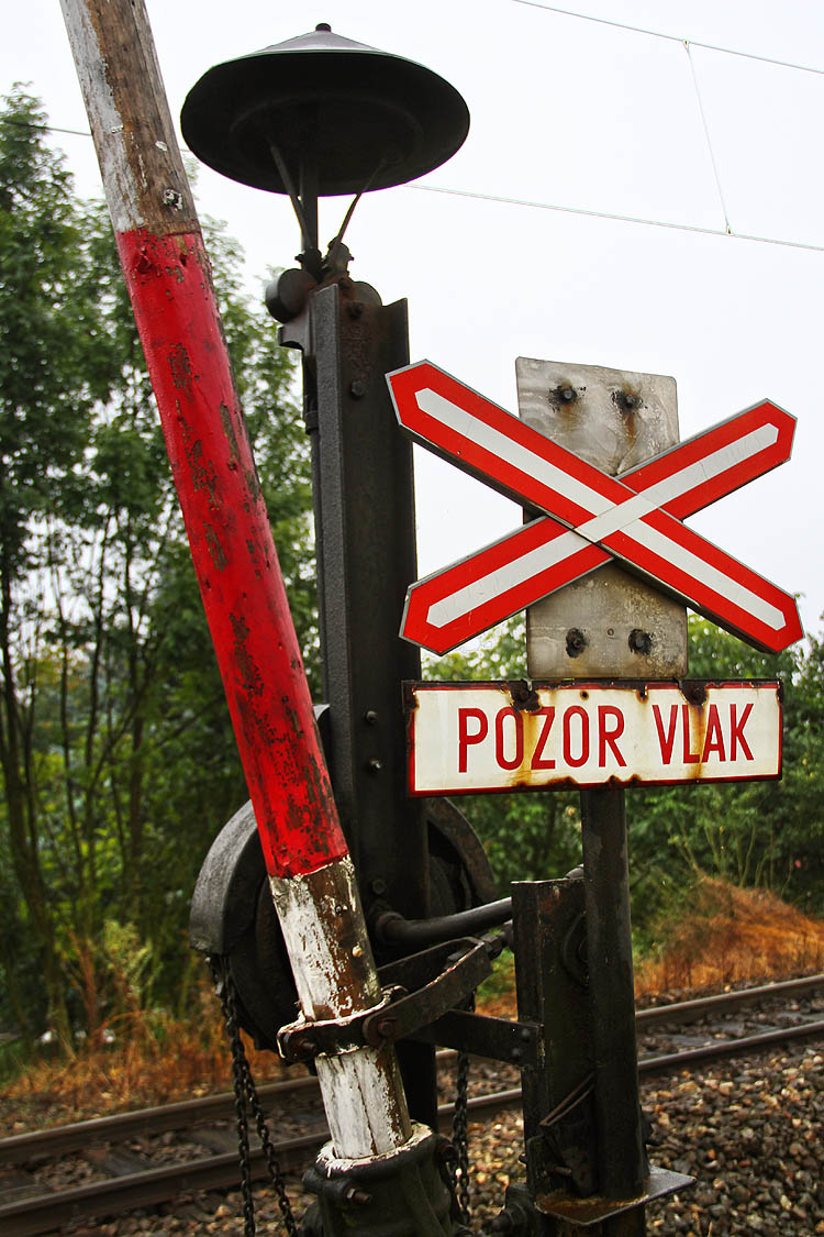 Přes řadu úprav různého stupně povedenosti neztratily ani za desítky let ručně ovládané závory nic ze své romantičnosti. Škoda, že fotografie neumí zachytit drnčení drátů a chřestění řetězu, když se závory začnou znenadání spouštět.