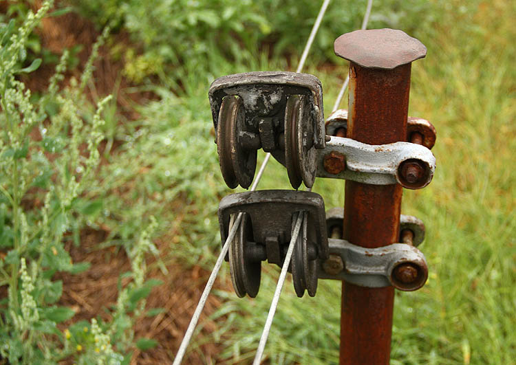 Drátů na drátovodech ubývá jako podzimního listí na stromech. Nejprve opanovala elektřina předvěst, pak  vjezdové návěstidlo a brzy nezbudou už ani ty závory.